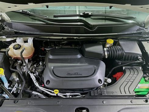 Used 2023 Chrysler Voyager LX image 33