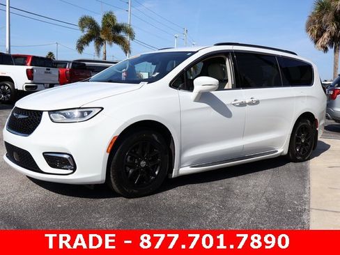 Used 2021 Chrysler Pacifica Touring w/ Cold Weather Group image 4
