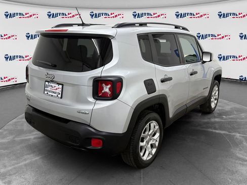 Used 2017 Jeep Renegade Latitude image 3
