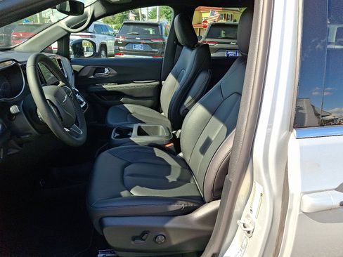 New 2026 Chrysler Pacifica Select image 13