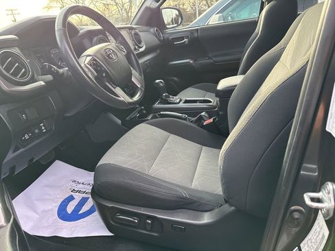 Used 2021 Toyota Tacoma TRD Off-Road image 7