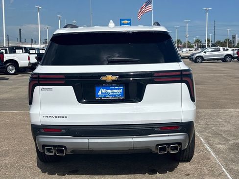 Used 2025 Chevrolet Traverse LT FWD image 11