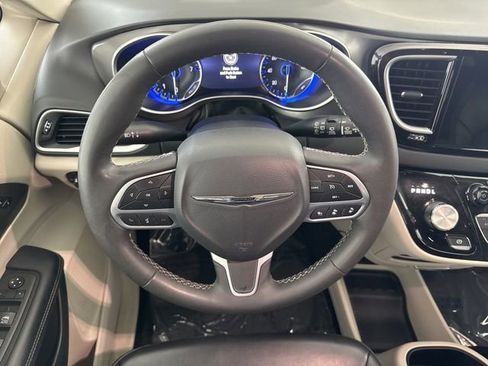 Used 2023 Chrysler Pacifica Touring-L FWD image 28