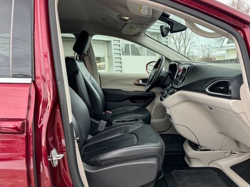 Used 2018 Chrysler Pacifica Touring-L image 12