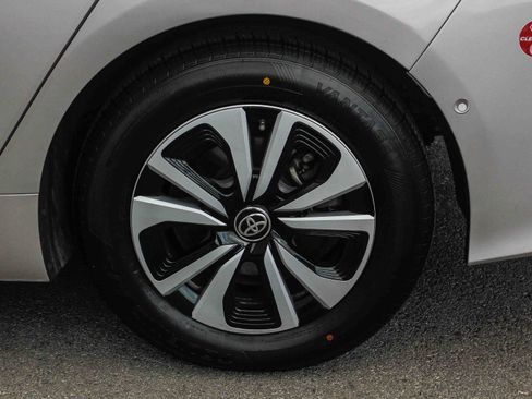 Used 2017 Toyota Prius Prime Advanced image 11