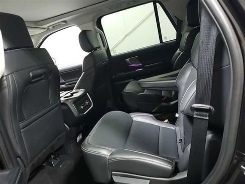 Used 2025 Ford Expedition Platinum AWD/4WD image 5