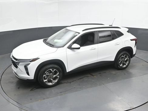 Used 2025 Chevrolet Trax LT w/ LT Convenience Package FWD image 38