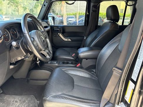 Used 2017 Jeep Wrangler Unlimited Sahara AWD/4WD image 8