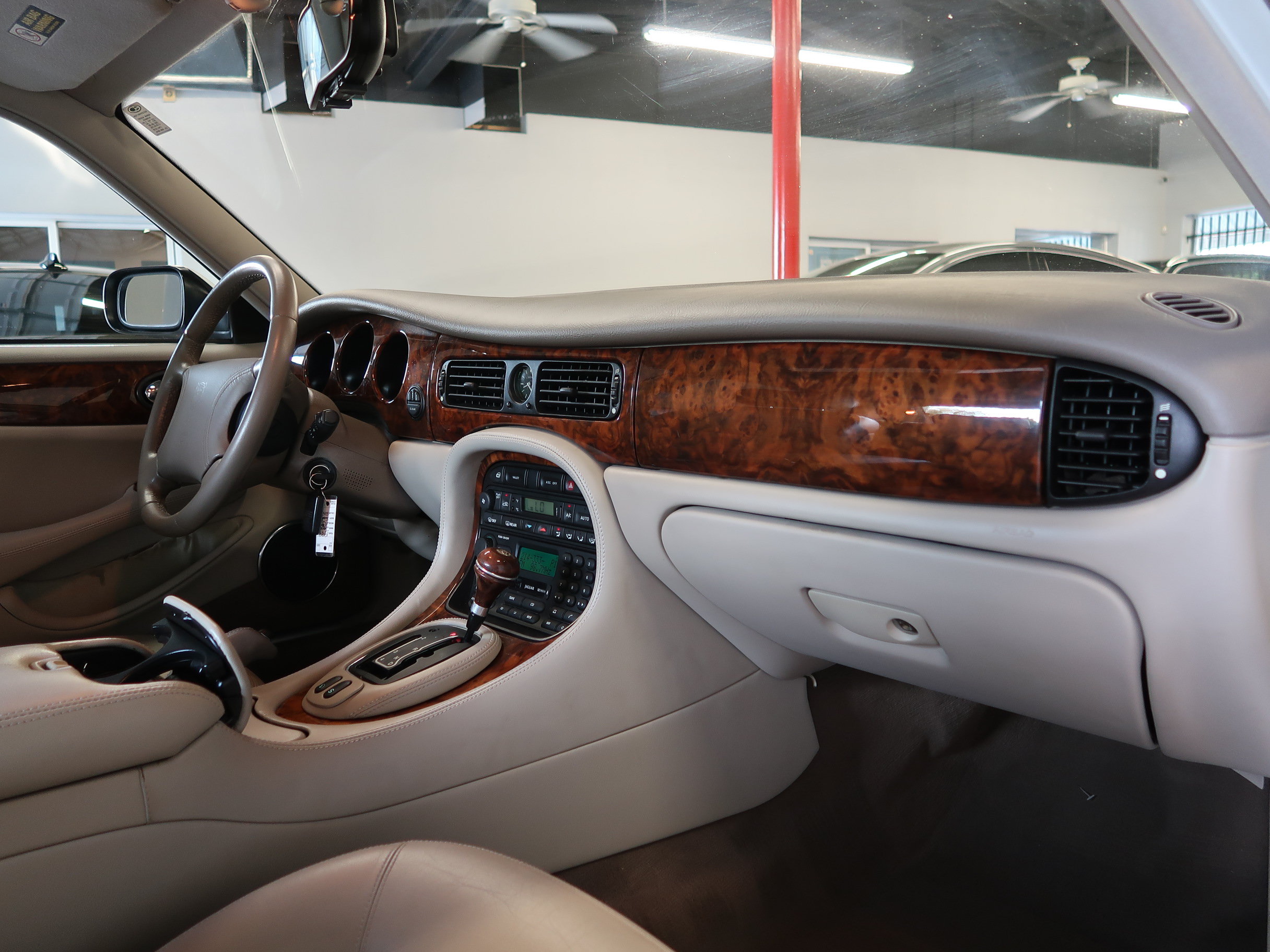 Used 1999 Jaguar XJ8 RWD image 20