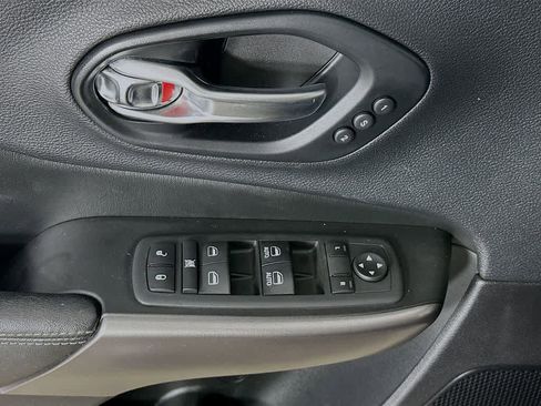 Used 2019 Jeep Cherokee Limited AWD/4WD image 30
