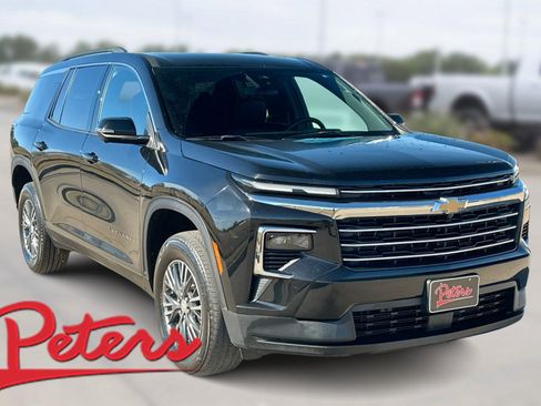 Used 2024 Chevrolet Traverse LT image 1