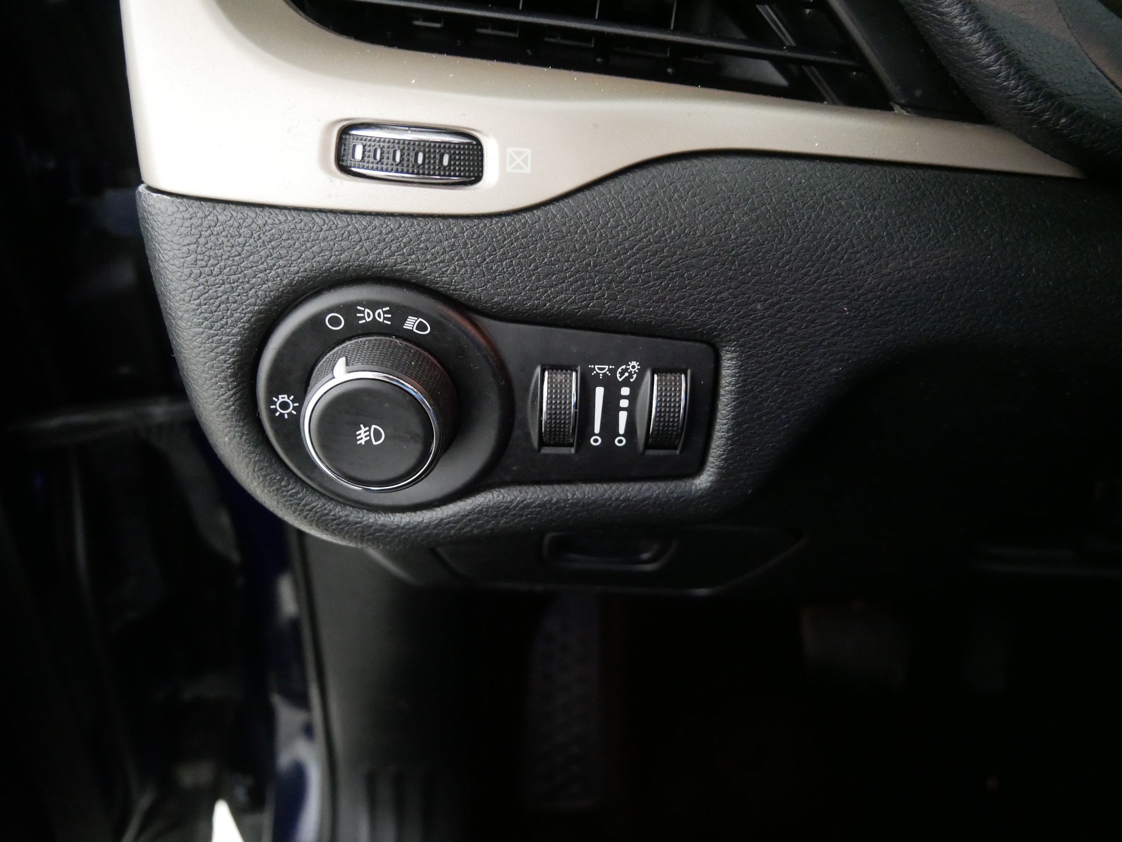 Used 2014 Jeep Cherokee Latitude w/ Cold Weather Group AWD/4WD image 26