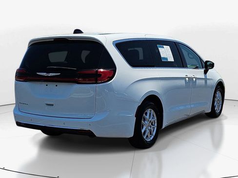 Used 2023 Chrysler Pacifica Touring-L FWD image 6