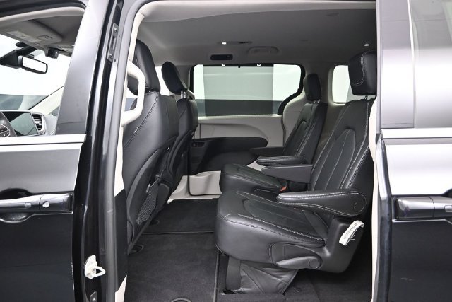 Certified 2022 Chrysler Pacifica Touring-L AWD/4WD image 20