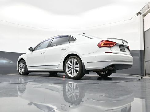 Used 2017 Volkswagen Passat 1.8T SEL Premium FWD image 21
