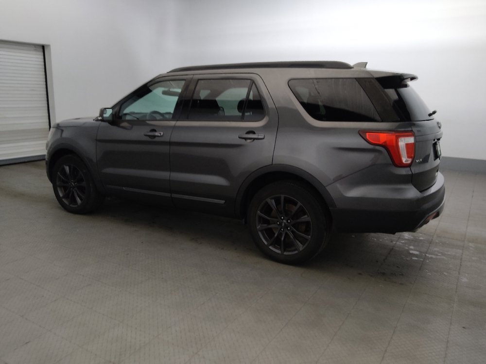Used 2017 Ford Explorer XLT w/ Equipment Group 202A AWD/4WD image 3