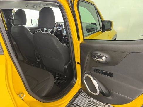 Used 2018 Jeep Renegade Latitude w/ Cold Weather Group AWD/4WD image 31