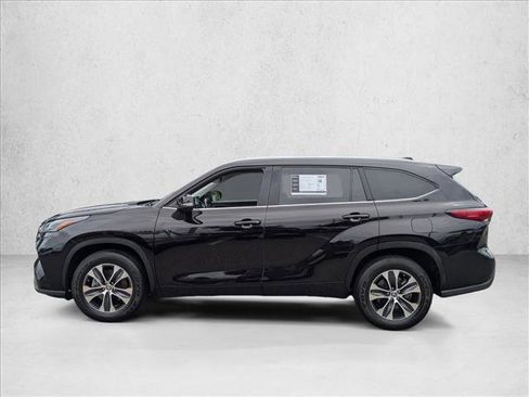 Used 2022 Toyota Highlander XLE image 9
