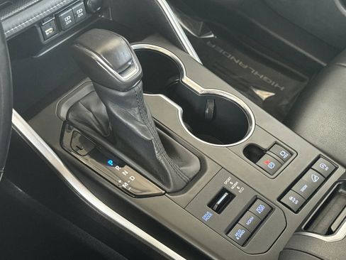 Used 2020 Toyota Highlander XLE image 25