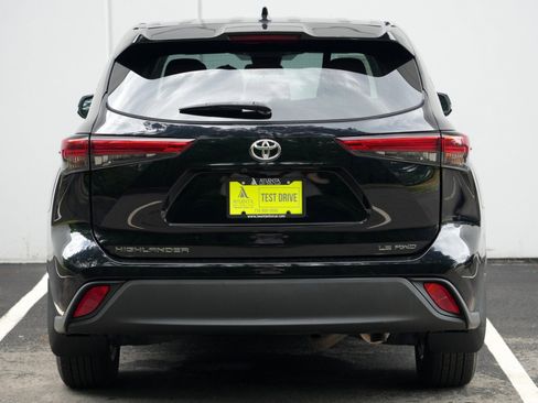 Used 2021 Toyota Highlander LE AWD/4WD image 47