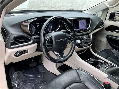 Used 2022 Chrysler Pacifica Limited w/ Uconnect Theater Family Group FWD image 13