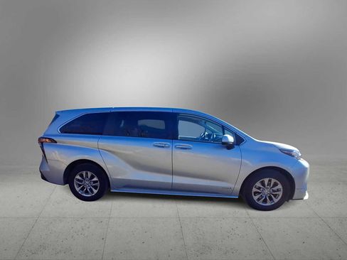 Used 2021 Toyota Sienna LE image 9