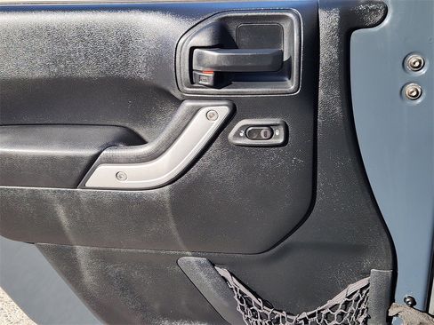 Used 2017 Jeep Wrangler Rubicon w/ Power Convenience Group image 15