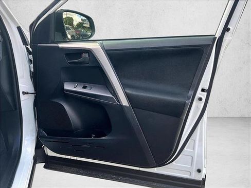 Used 2018 Toyota RAV4 LE FWD image 19