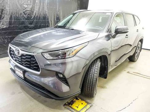 Used 2023 Toyota Highlander XLE AWD/4WD image 4