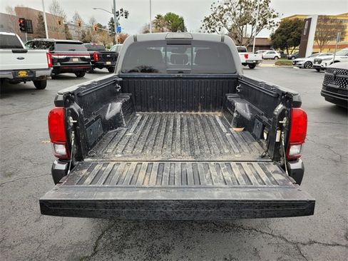 Used 2018 Toyota Tacoma TRD Sport image 12