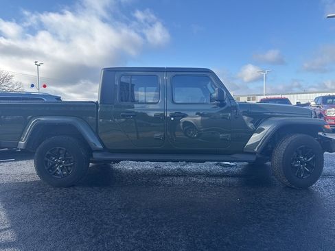 Used 2023 Jeep Gladiator Sport image 3