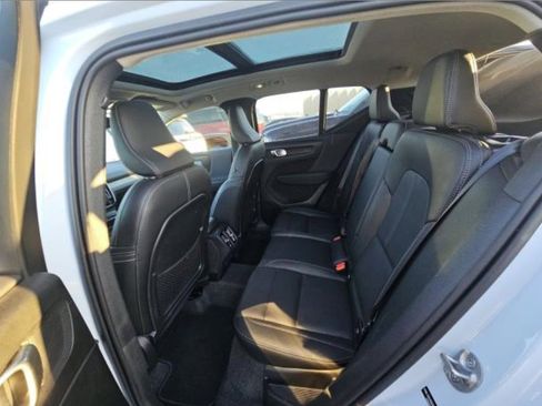 Certified 2025 Volvo XC40 B5 Core image 7