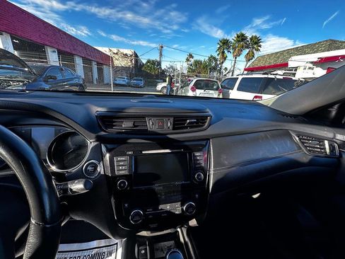 Used 2018 Nissan Rogue SL w/ Premium Package image 10