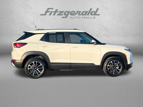 Used 2025 Chevrolet TrailBlazer LT AWD/4WD image 3