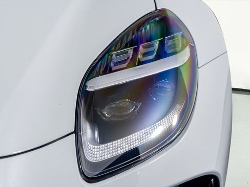 Used 2025 Aston Martin V8 Vantage Coupe image 16