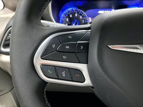 Used 2024 Chrysler Pacifica Touring-L image 18