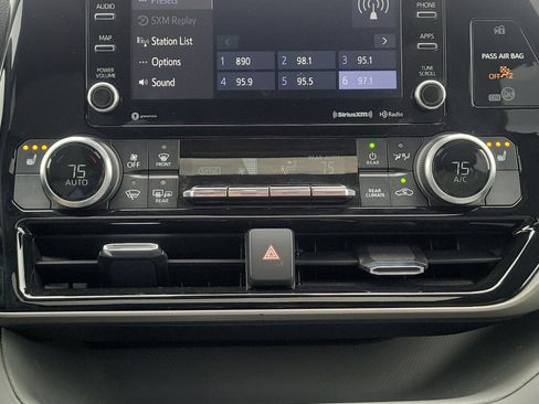 Used 2021 Toyota Highlander XLE image 32