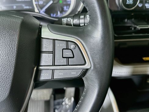 Used 2023 Toyota Highlander XLE FWD image 17