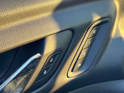 Used 2023 GMC Acadia SLT w/ Preferred Package image 18