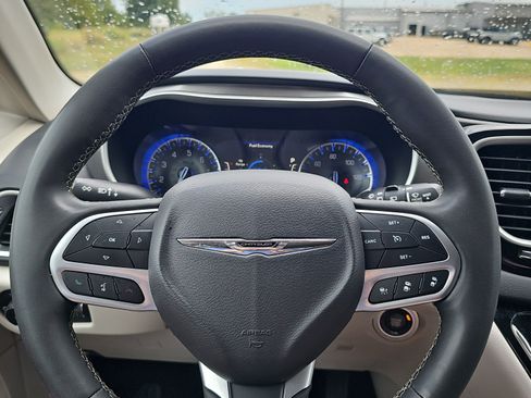 Used 2023 Chrysler Pacifica Touring-L FWD image 26