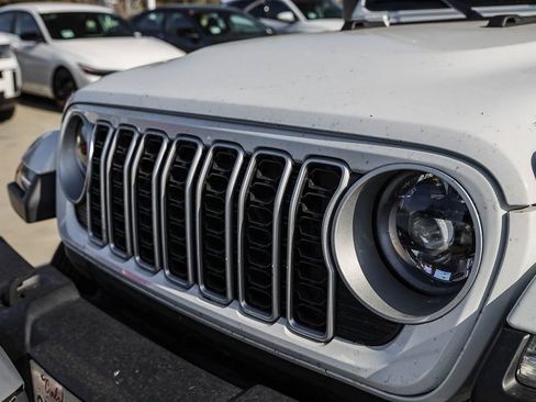 Used 2025 Jeep Wrangler Unlimited Sahara AWD/4WD image 10