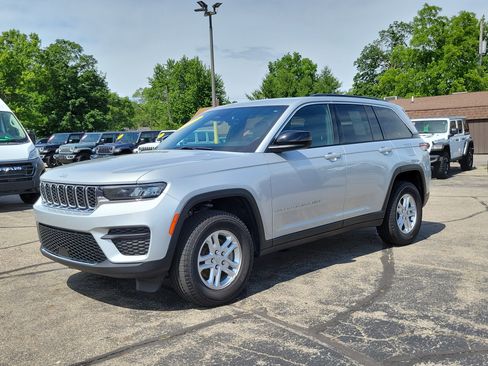 Used 2025 Jeep Grand Cherokee Laredo AWD/4WD image 2