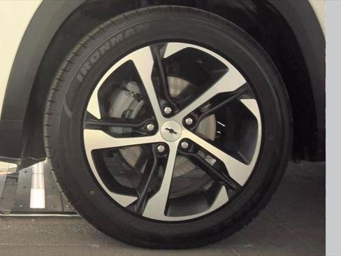 Used 2025 Chevrolet Trax RS w/ Sunroof Package FWD image 13