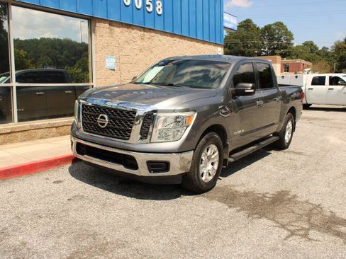 Used 2017 Nissan Titan SV RWD image 3