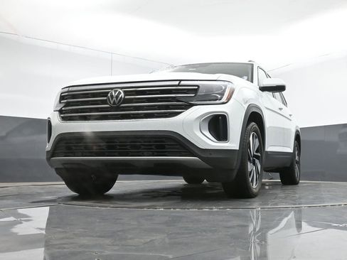 Used 2024 Volkswagen Atlas SE w/ Panoramic Sunroof Package image 39