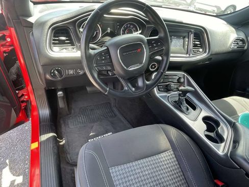Used 2015 Dodge Challenger SXT RWD image 10