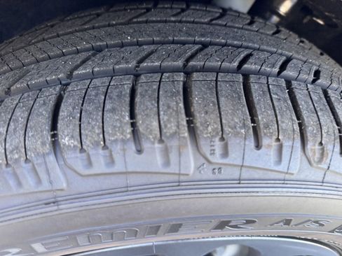 New 2024 Chrysler Pacifica Limited w/ Uconnect Theater Family Group image 17