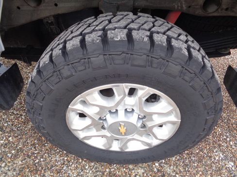 Used 2023 Chevrolet Silverado 2500 LT AWD/4WD image 17