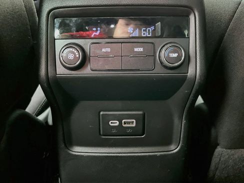 Used 2022 GMC Acadia SLE FWD image 32