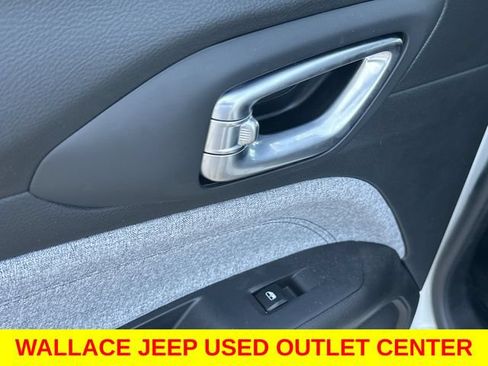 Used 2025 Jeep Compass Latitude AWD/4WD image 15